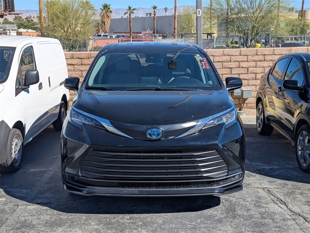 2023 Toyota Sienna LE photo 2