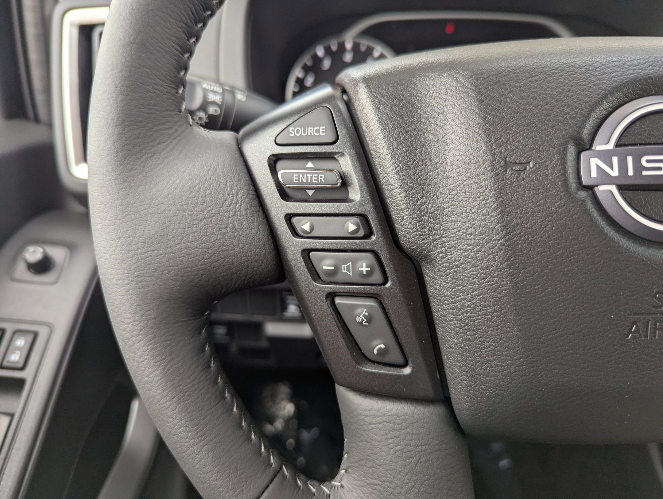 2025 Nissan Frontier SV - Photo 14