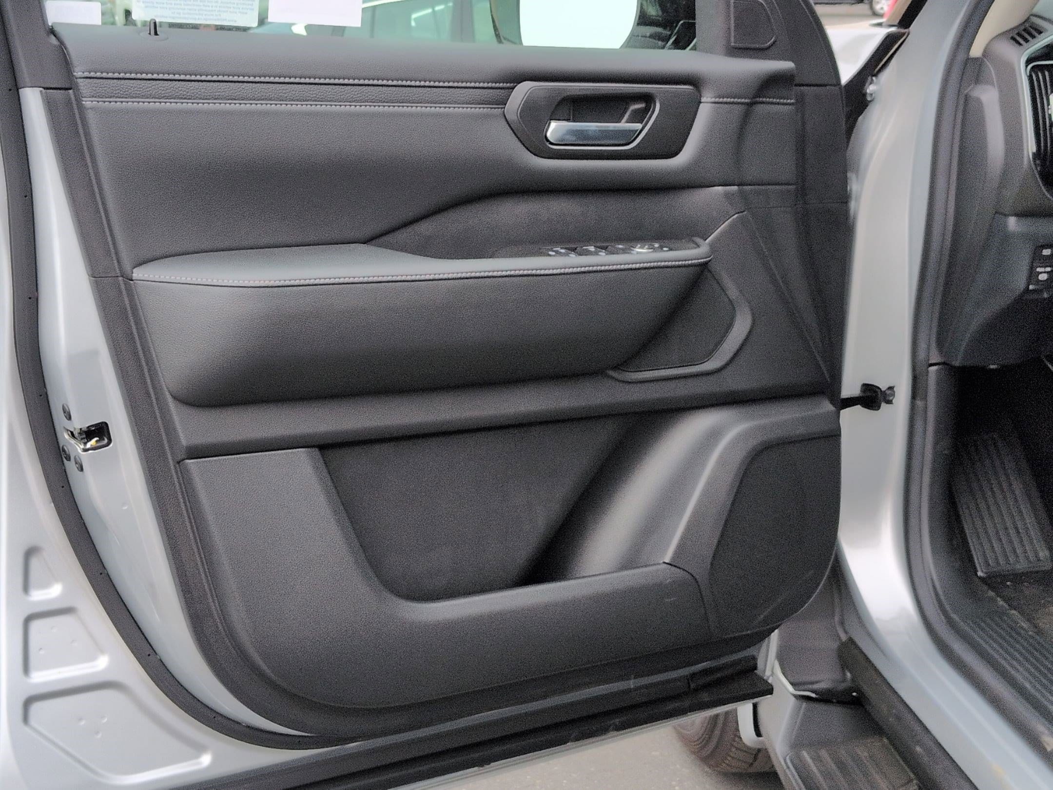 2026 Nissan Armada SV - Photo 13