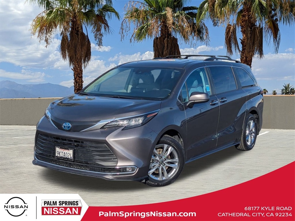 2024 Toyota Sienna XLE's photo