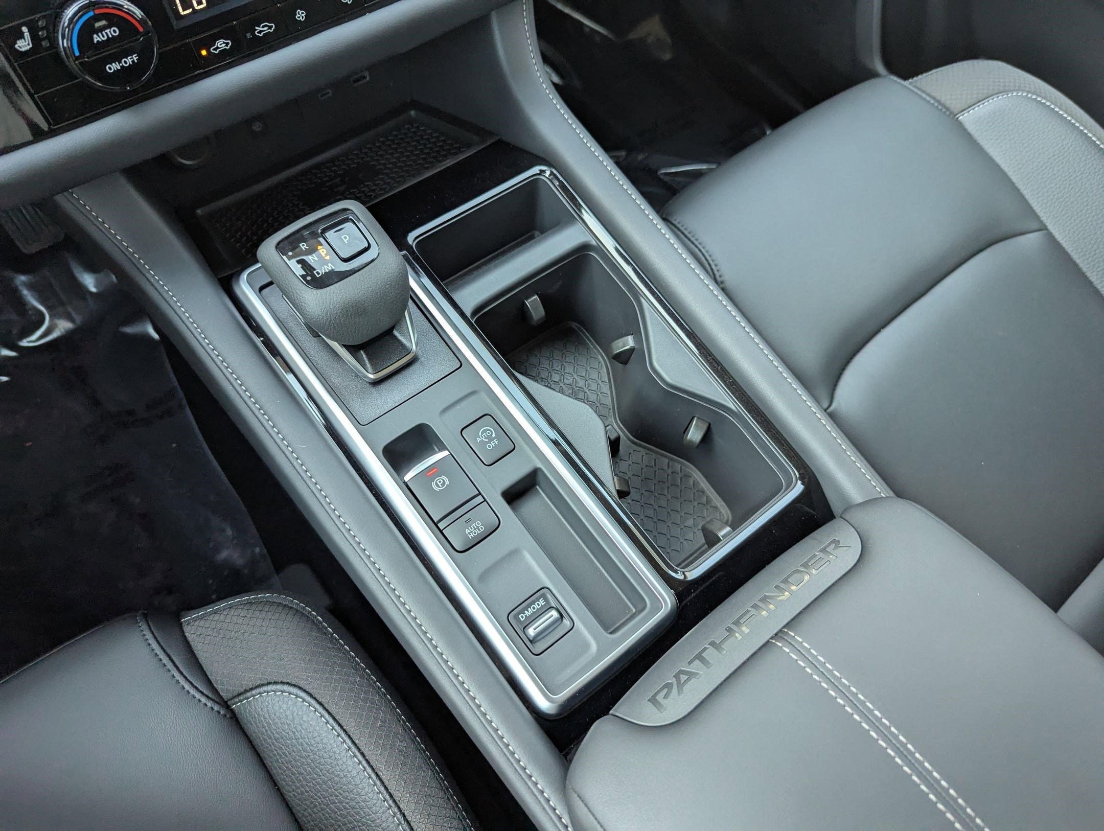 2025 Nissan Pathfinder SL photo 4