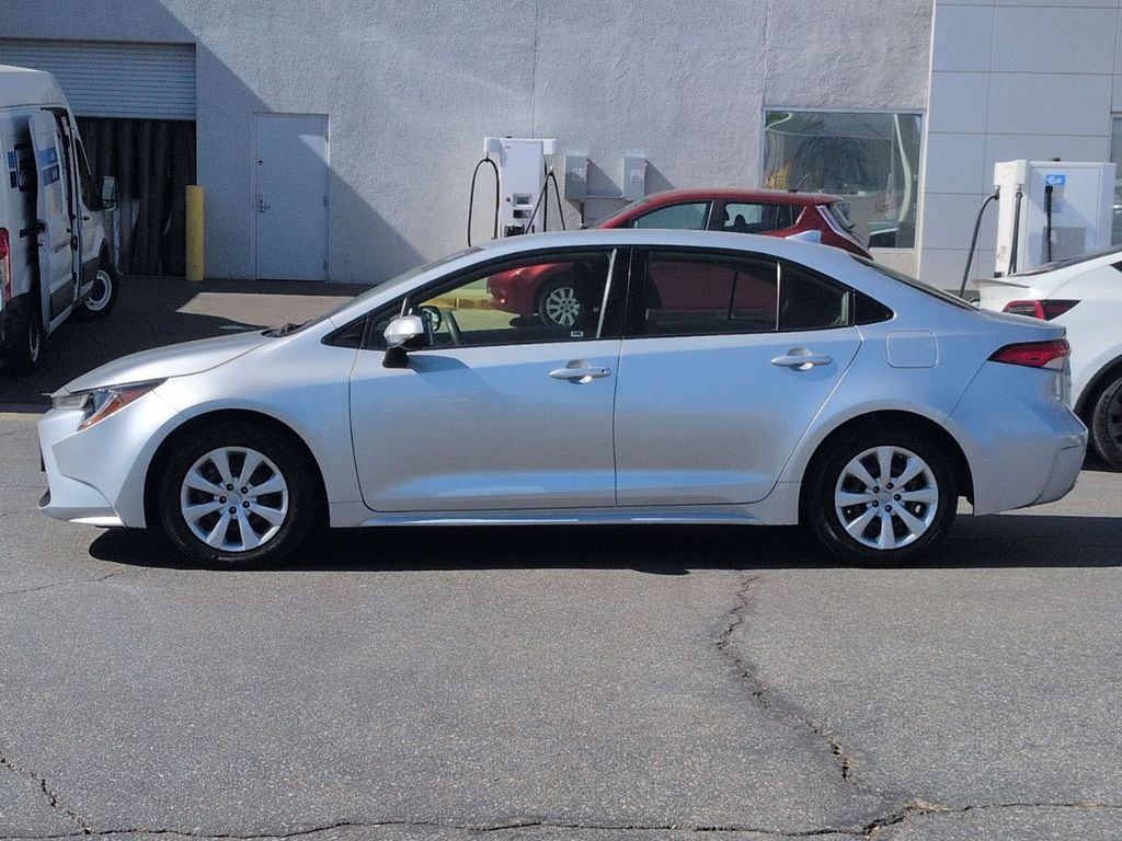 2021 Toyota Corolla LE photo 2