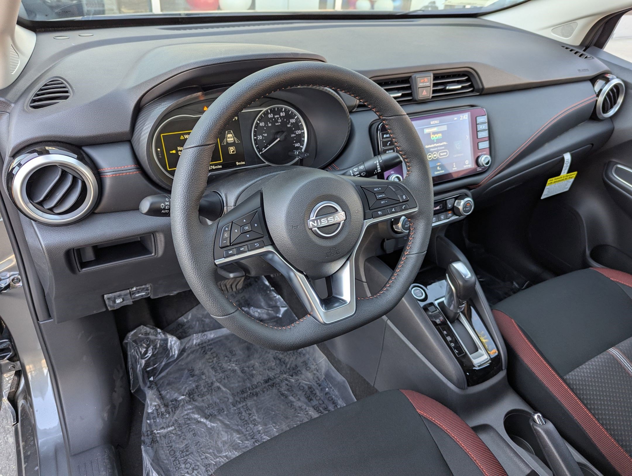 2025 Nissan Versa 1.6 SR photo 2