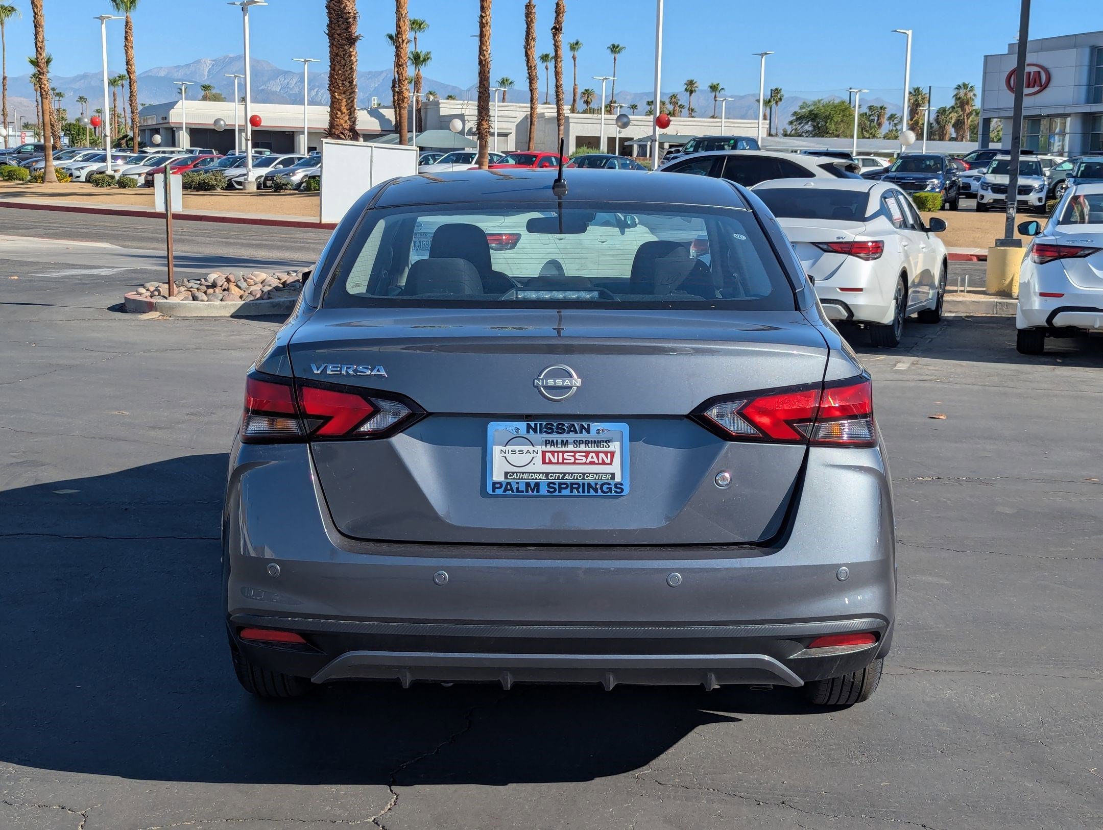 2025 Nissan Versa 1.6 S photo 4