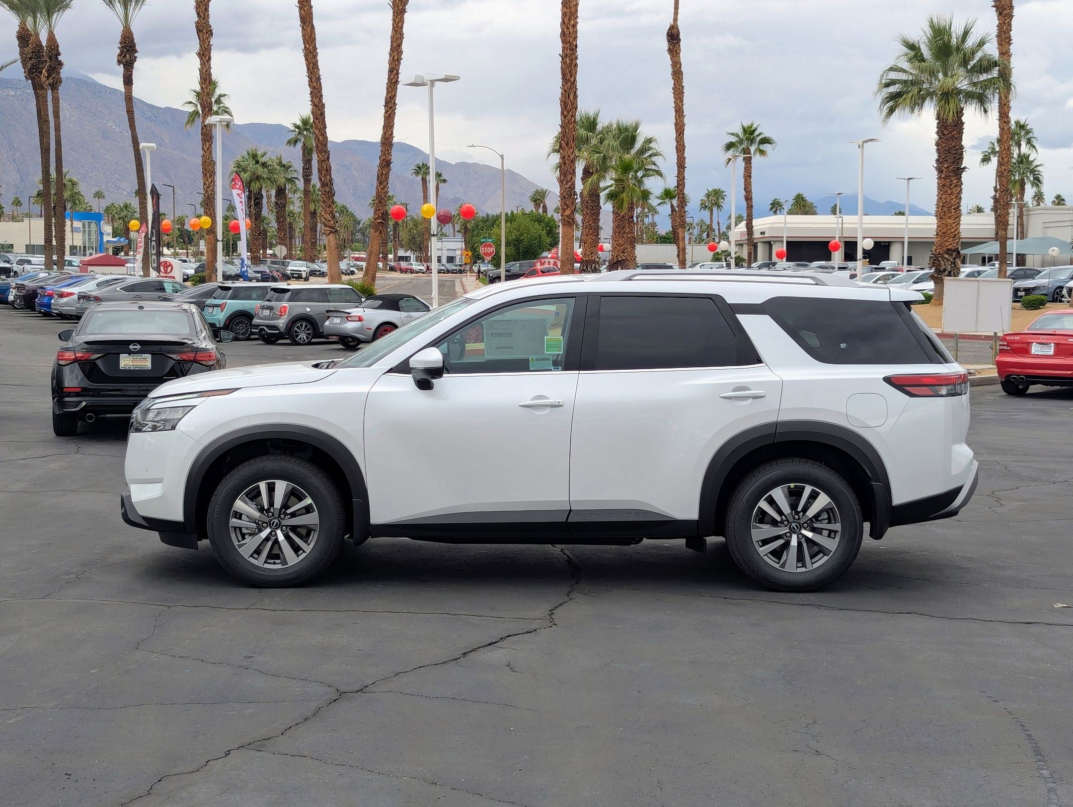 2025 Nissan Pathfinder SL photo 2