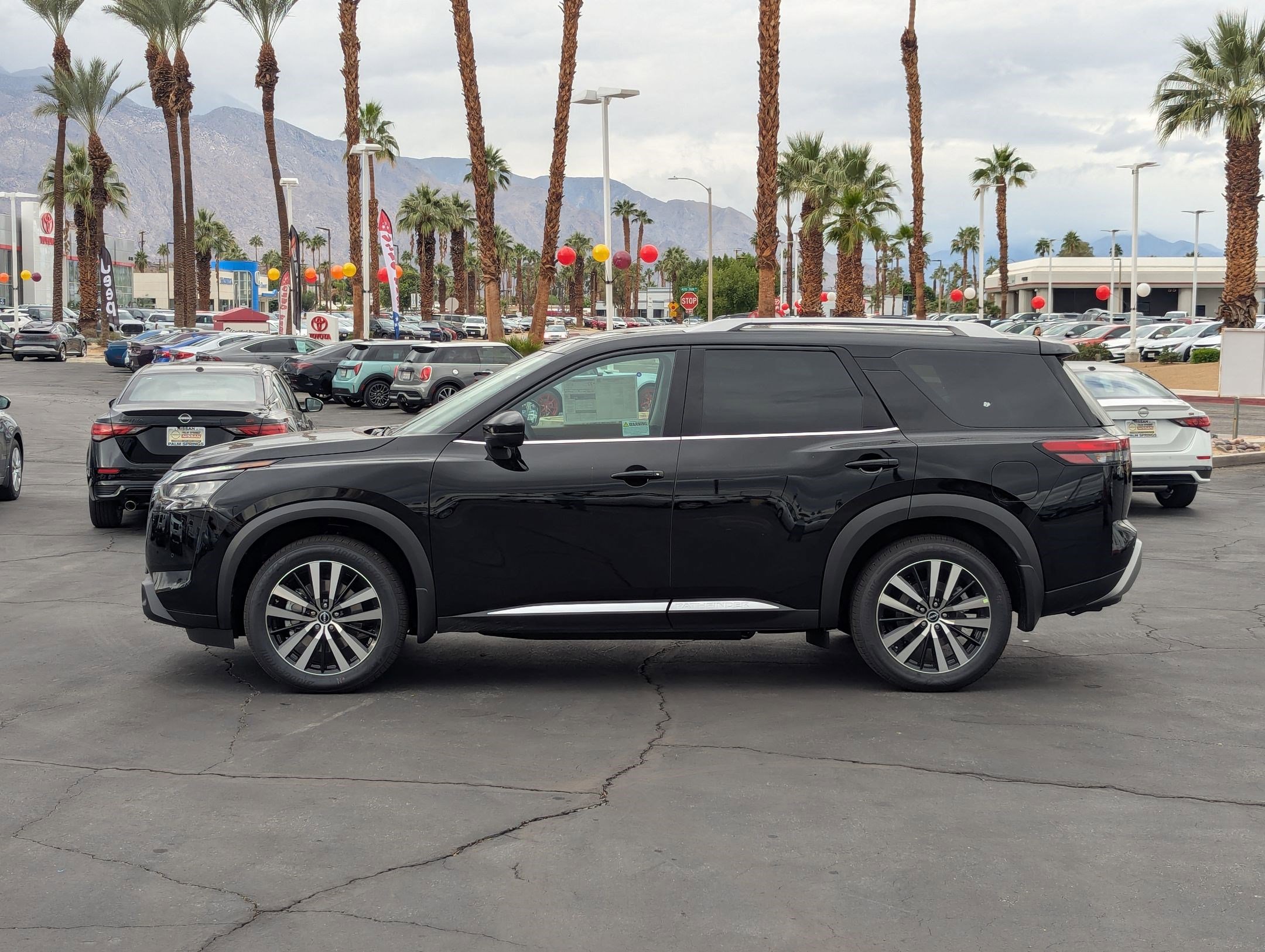 2025 Nissan Pathfinder Platinum photo 2