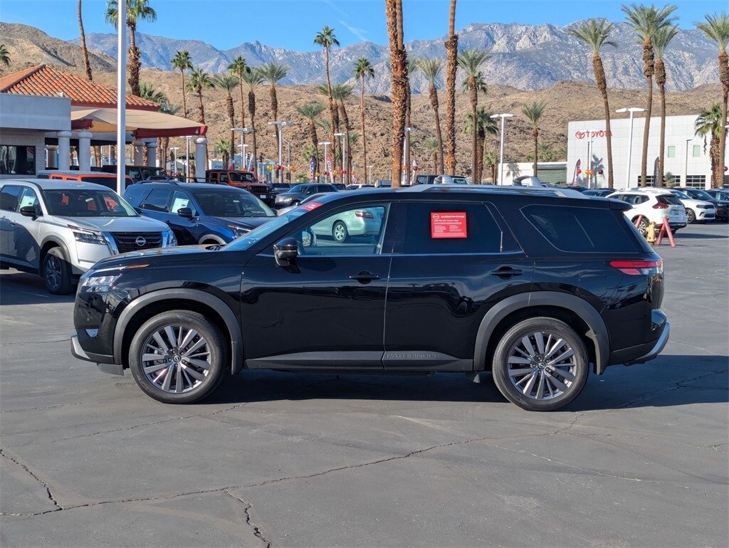 2024 Nissan Pathfinder SL photo 2