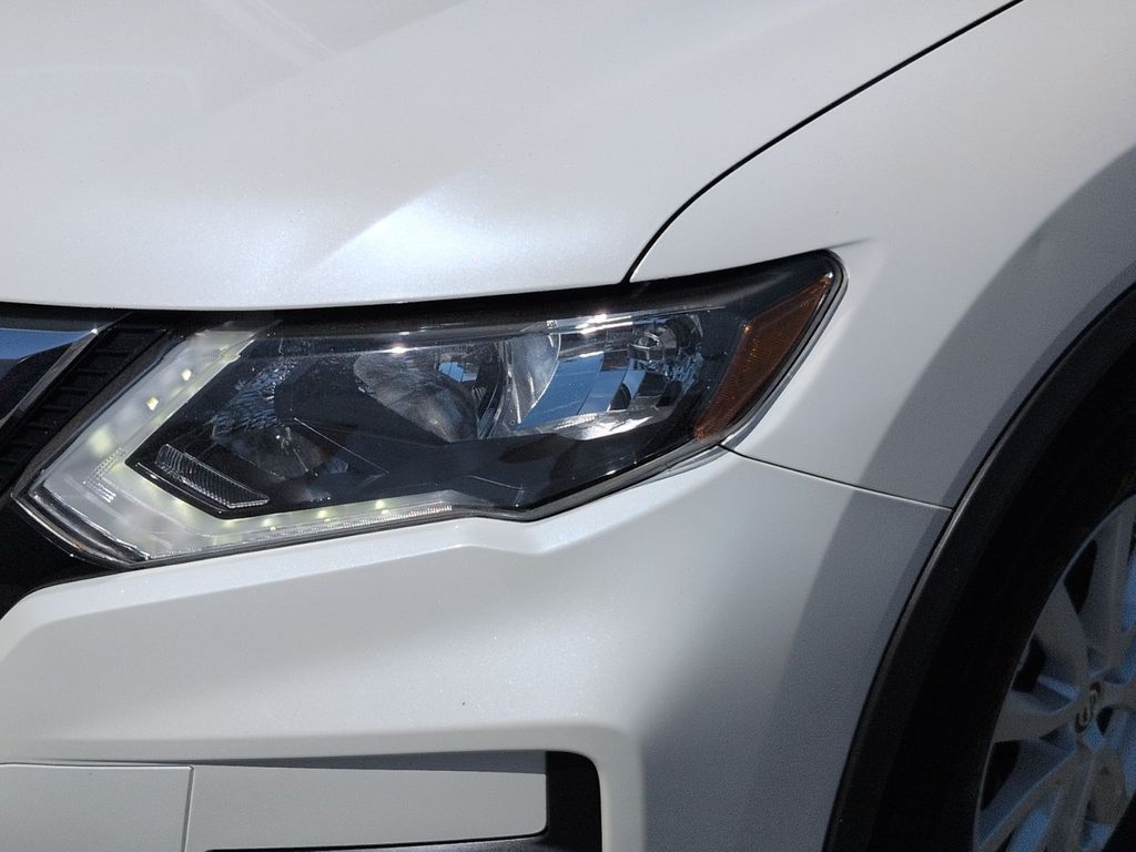 2020 Nissan Rogue SV photo 3