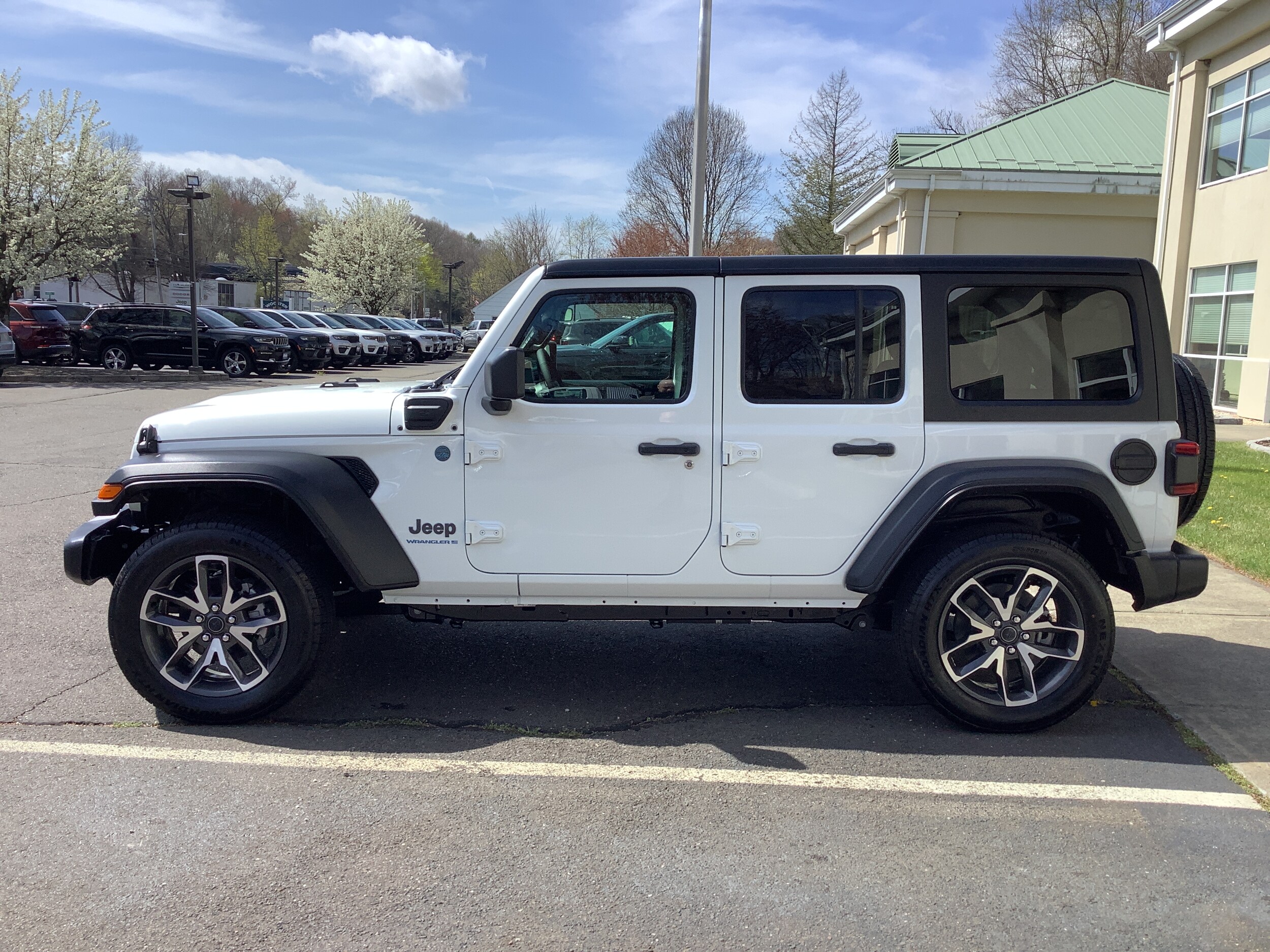 2025 Jeep Wrangler 4xe Sport S photo 4