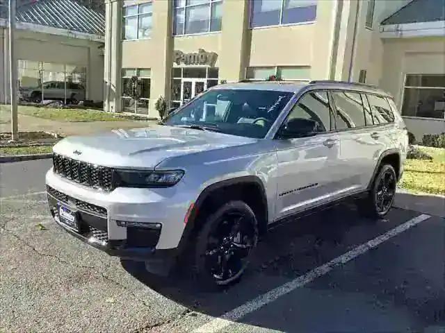2025 Jeep Grand Cherokee Limited photo 3