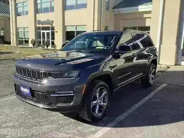 2025 Jeep Grand Cherokee Limited photo 3