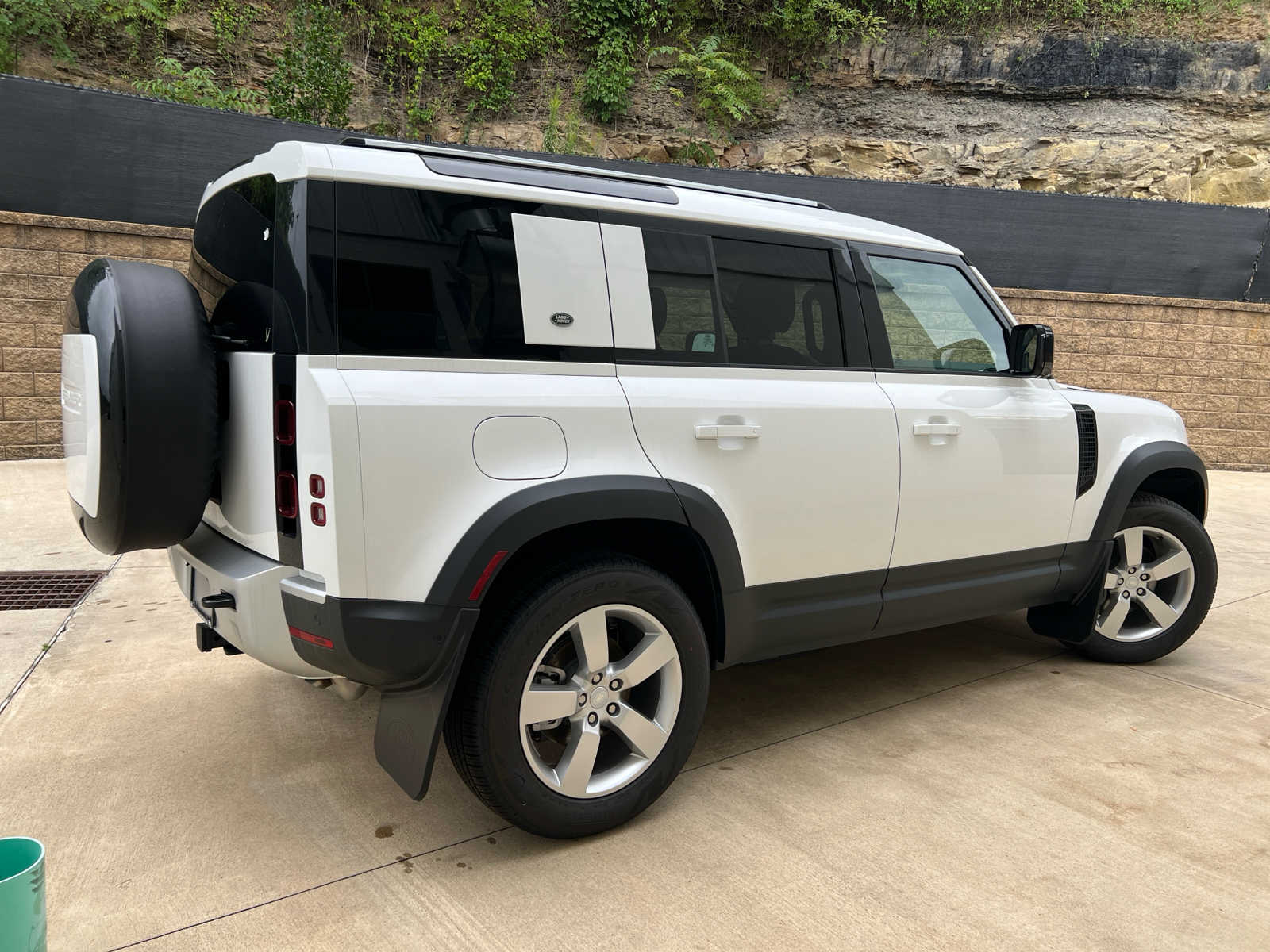 2024 Land Rover Defender 110 S photo 3