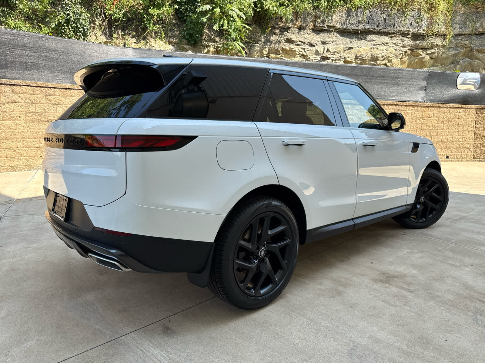 2025 Land Rover Range Rover Sport SE photo 3
