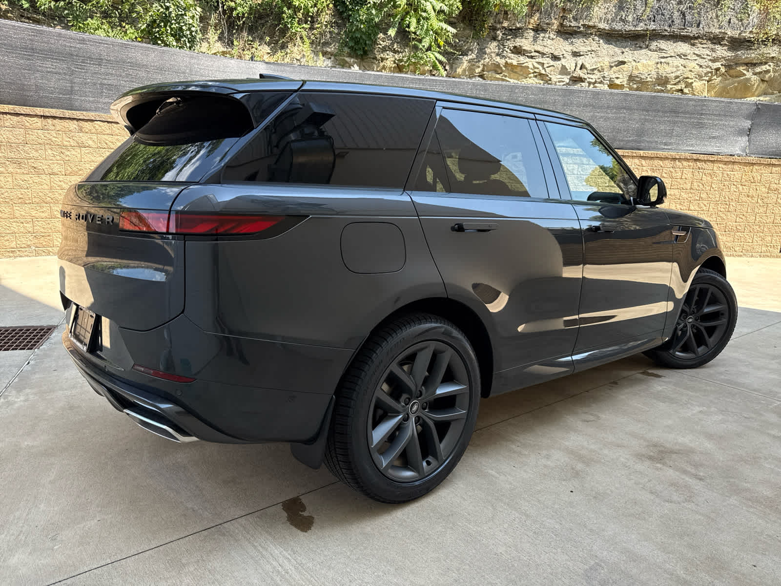 2025 Land Rover Range Rover Sport SE photo 3