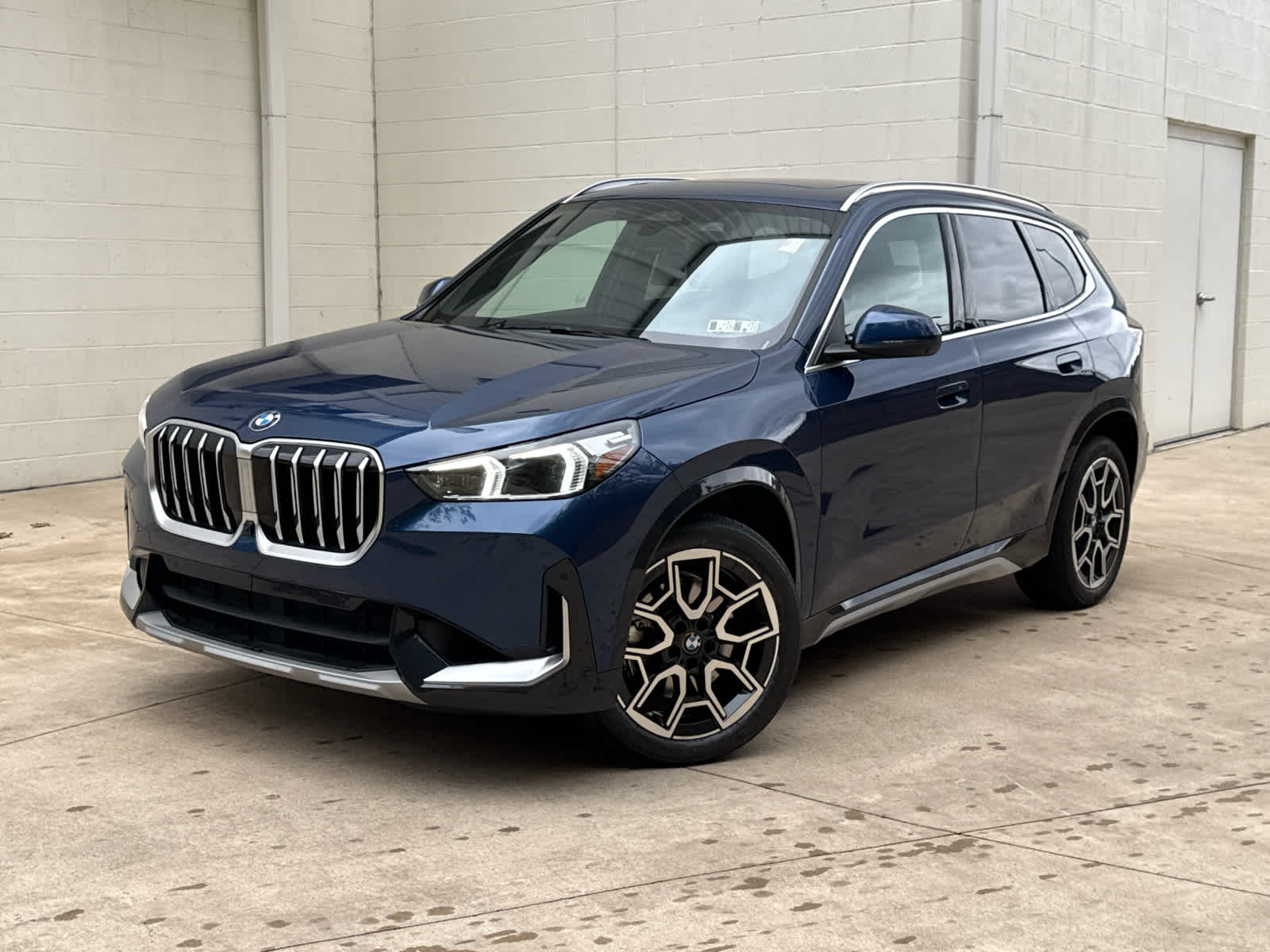 2025 BMW X1 28i's photo