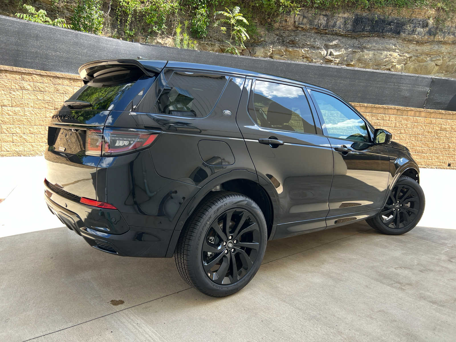 2024 Land Rover Discovery Sport Dynamic SE photo 3
