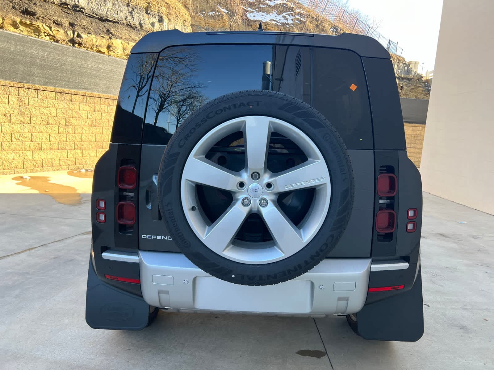 2024 Land Rover Defender 110 S photo 4