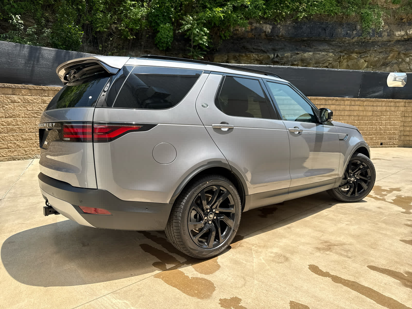 2025 Land Rover Discovery P300 S photo 3