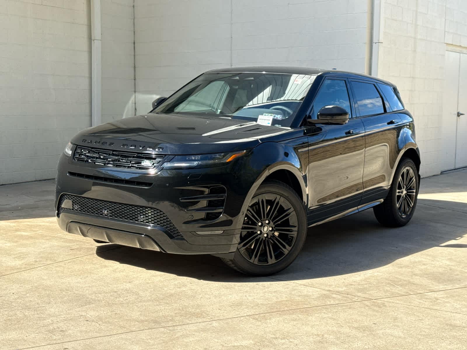 2026 Land Rover Range Rover Evoque Dynamic SE's photo