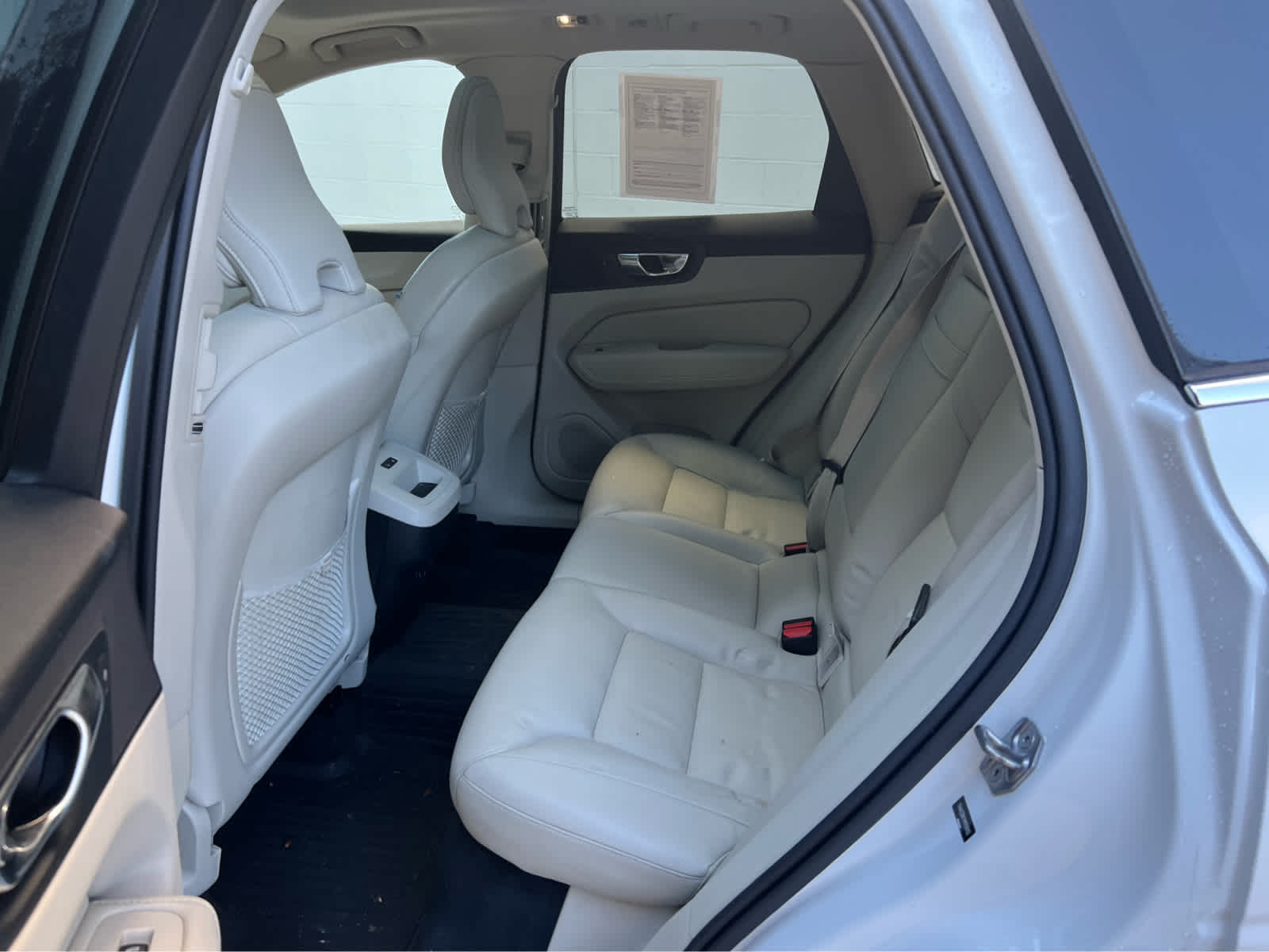 2021 Volvo XC60 T6 Momentum photo 4