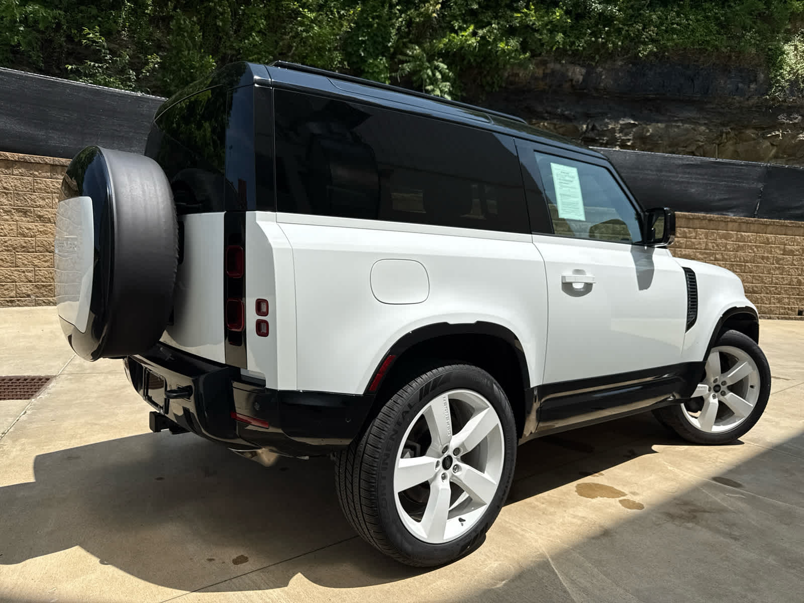 2024 Land Rover Defender 90 X-Dynamic SE photo 3