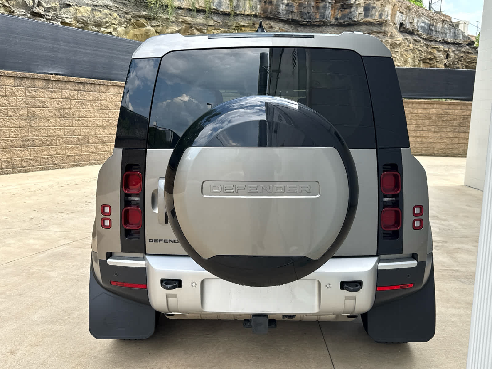 2024 Land Rover Defender 110 S photo 4