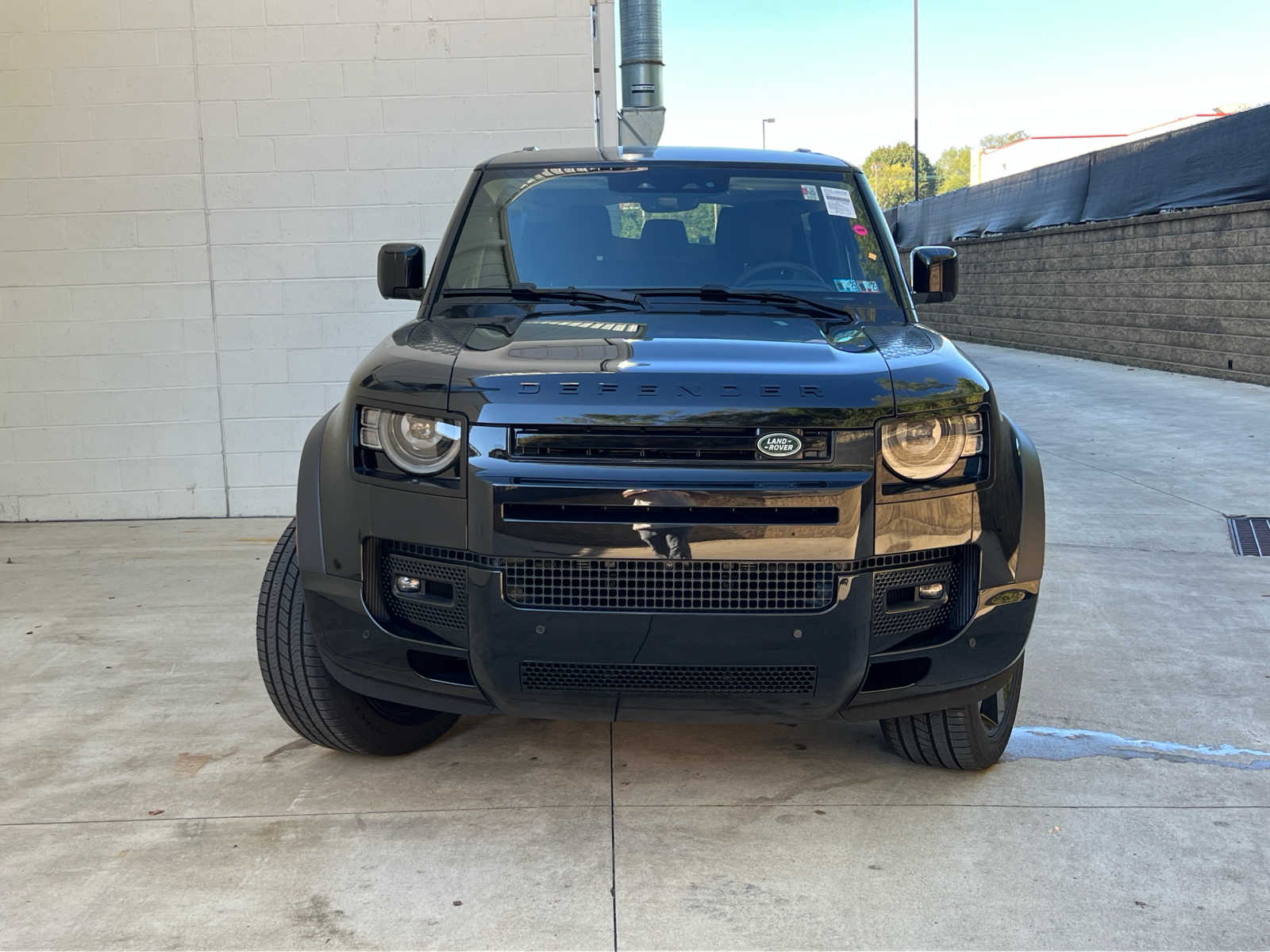 2025 Land Rover Defender X-Dynamic SE photo 2