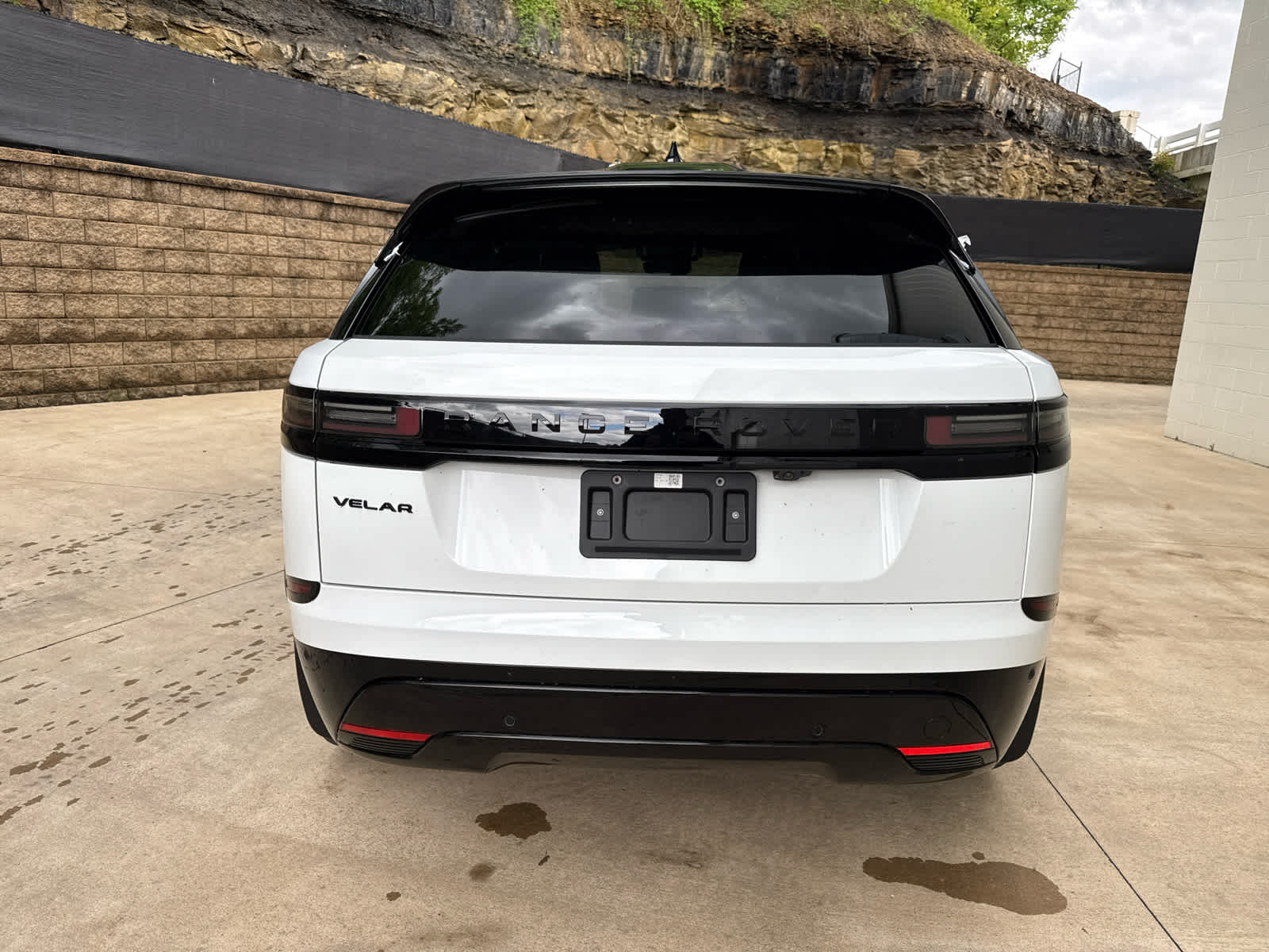 2026 Land Rover Range Rover Velar SE photo 3