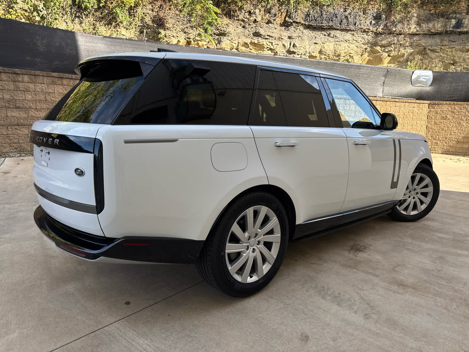 2023 Land Rover Range Rover SE photo 3