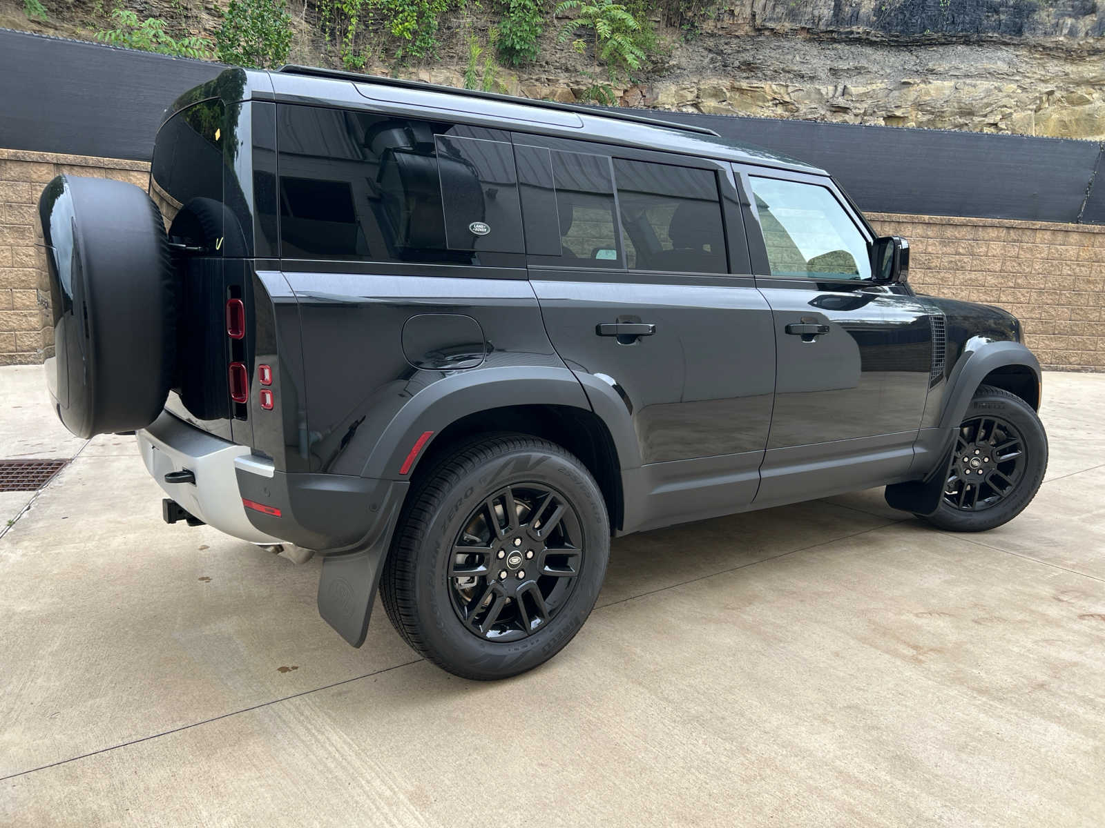 2024 Land Rover Defender S 110 photo 3