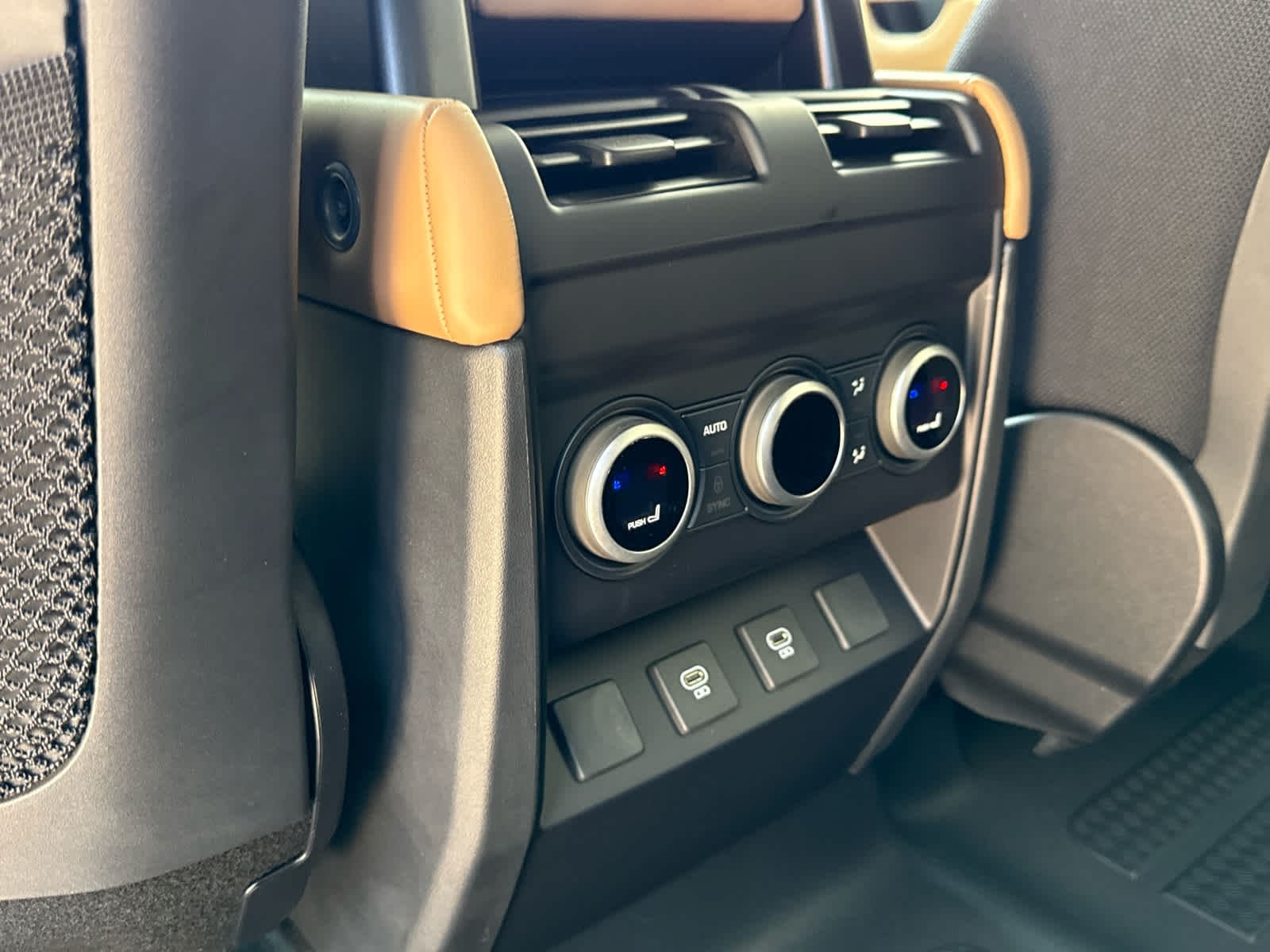 2025 Land Rover Defender V8 - Photo 17