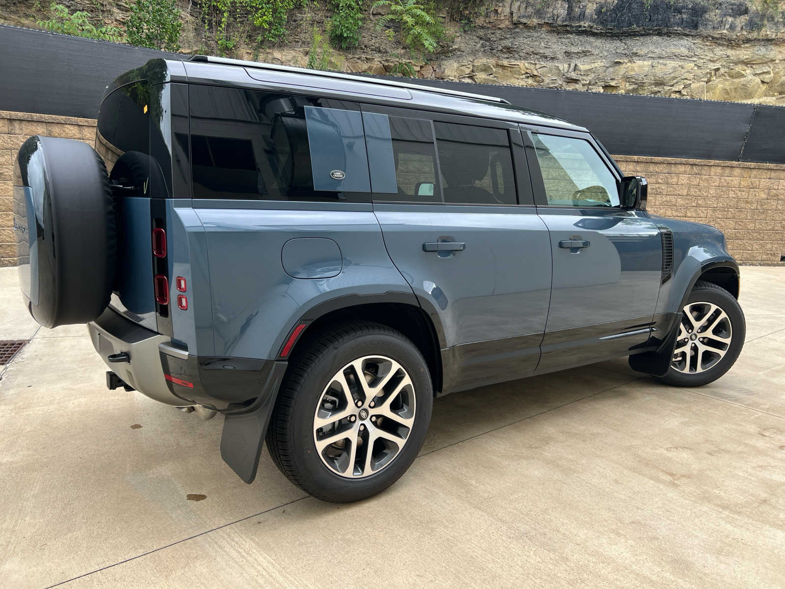 2024 Land Rover Defender X-Dynamic SE 110 photo 3