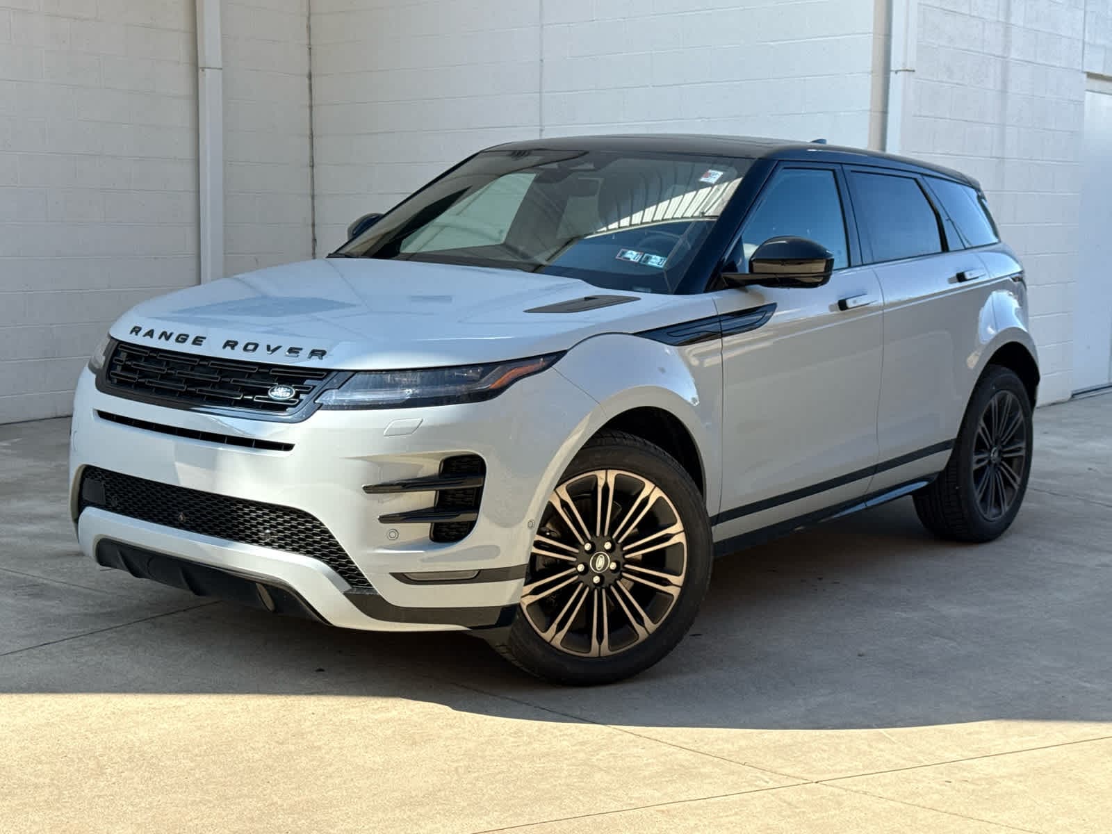 2026 Land Rover Range Rover Evoque Dynamic SE's photo