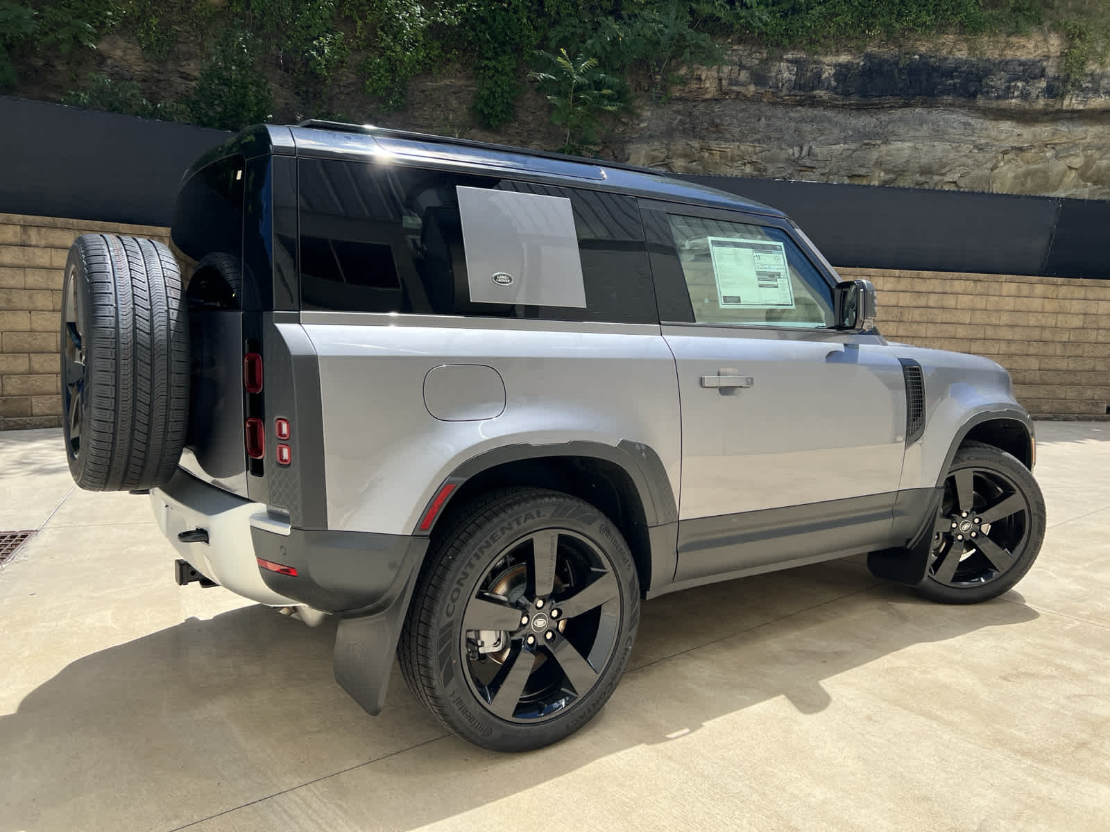 2024 Land Rover Defender 90 S photo 3