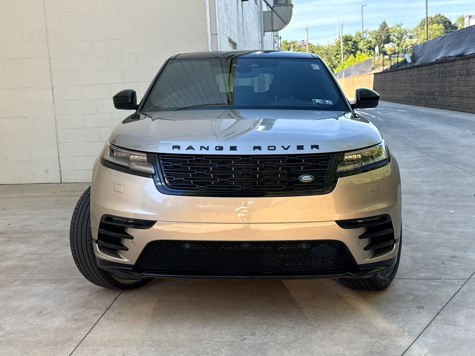 2026 Land Rover Range Rover Velar SE photo 2