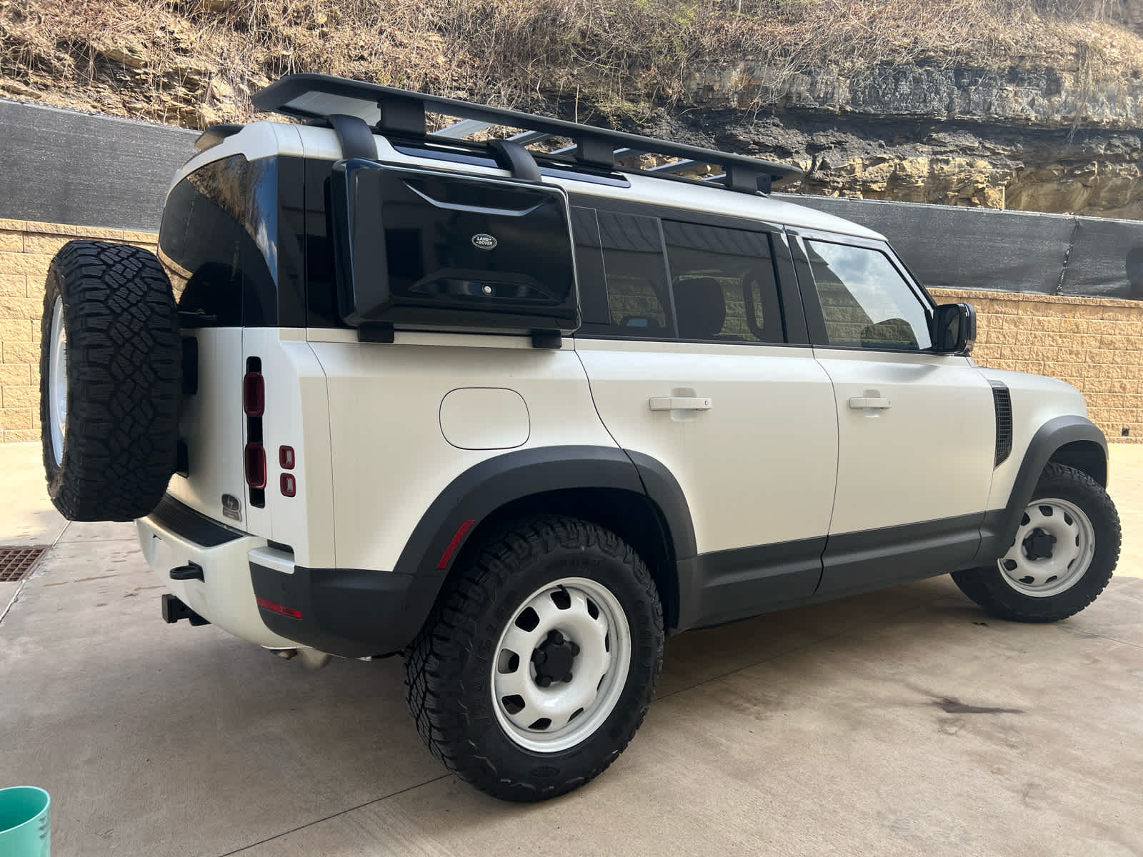 2024 Land Rover Defender 110 S photo 4