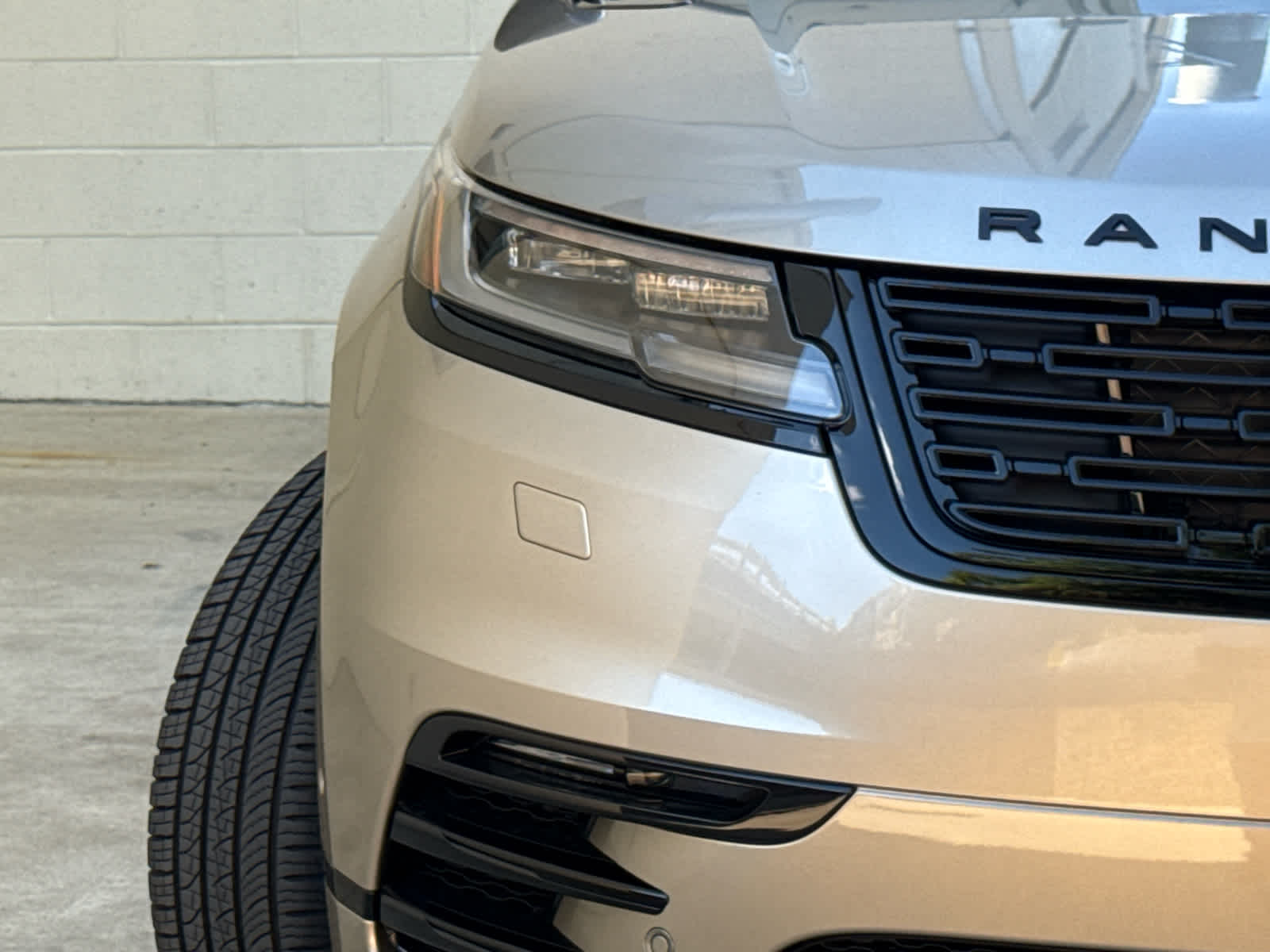 2026 Land Rover Range Rover Velar SE photo 3