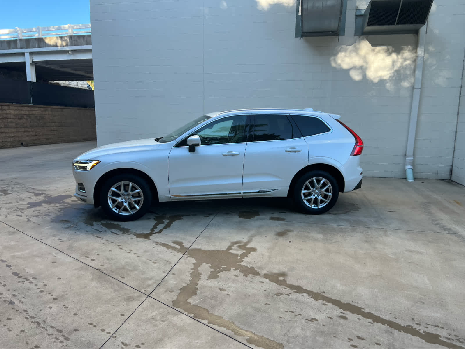 2021 Volvo XC60 T6 Momentum photo 2