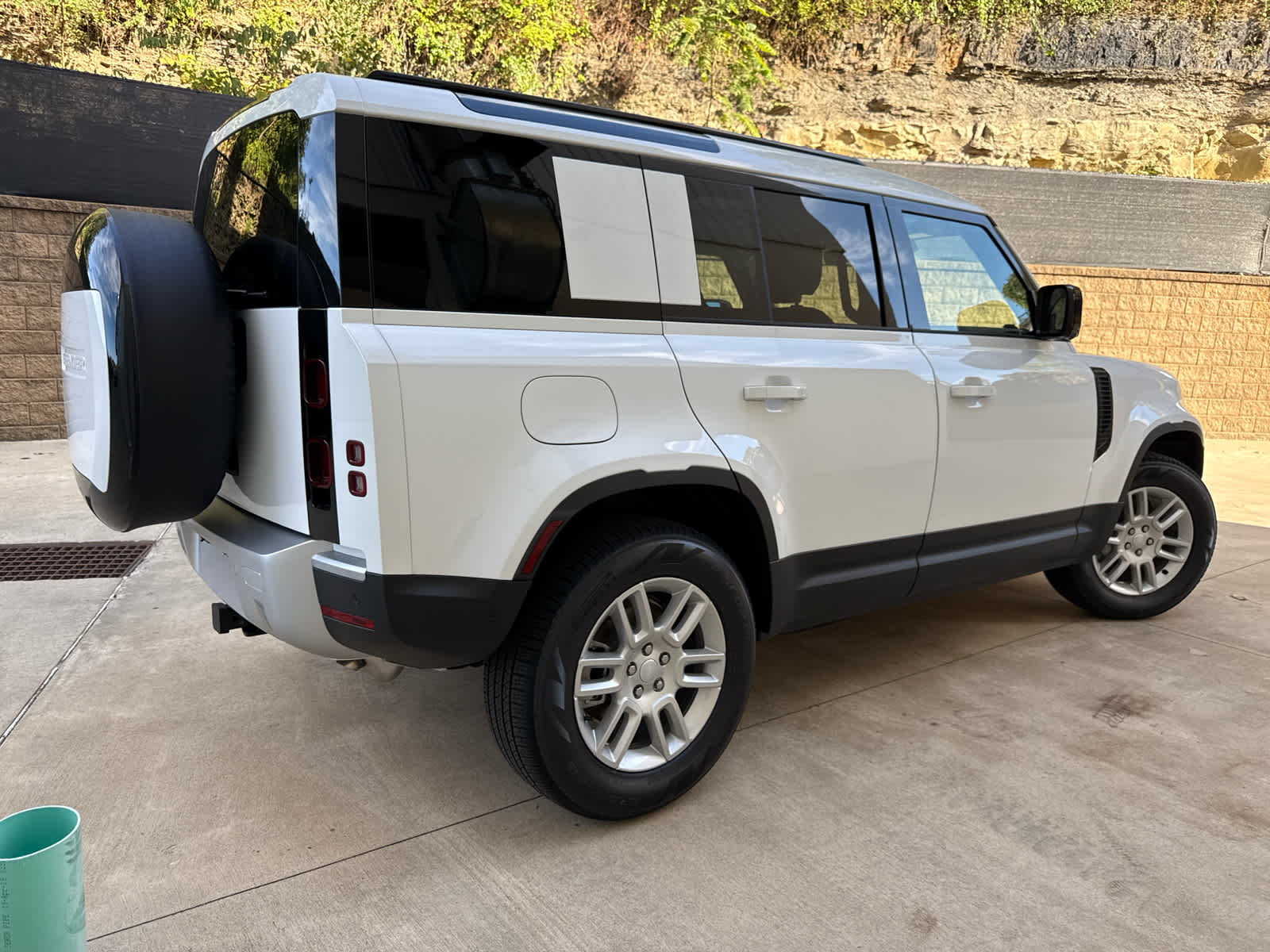 2025 Land Rover Defender 110 S photo 3