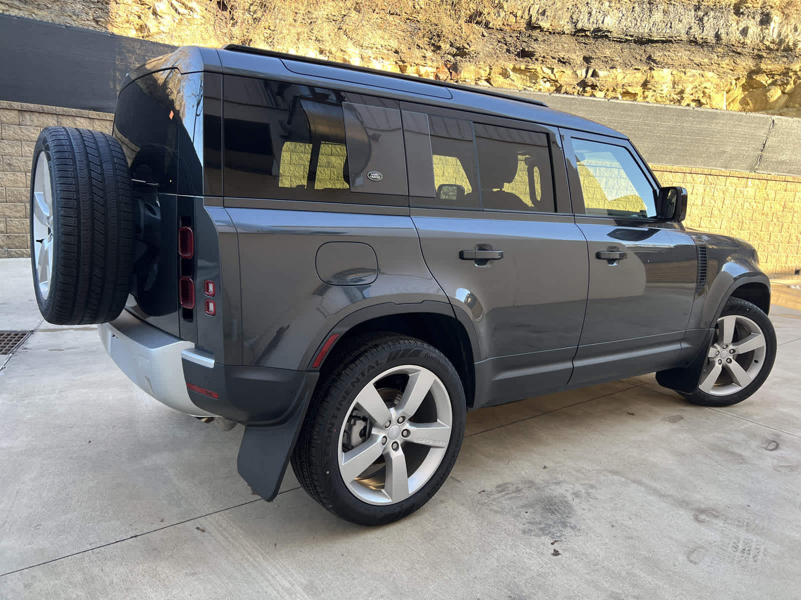 2024 Land Rover Defender 110 S photo 3