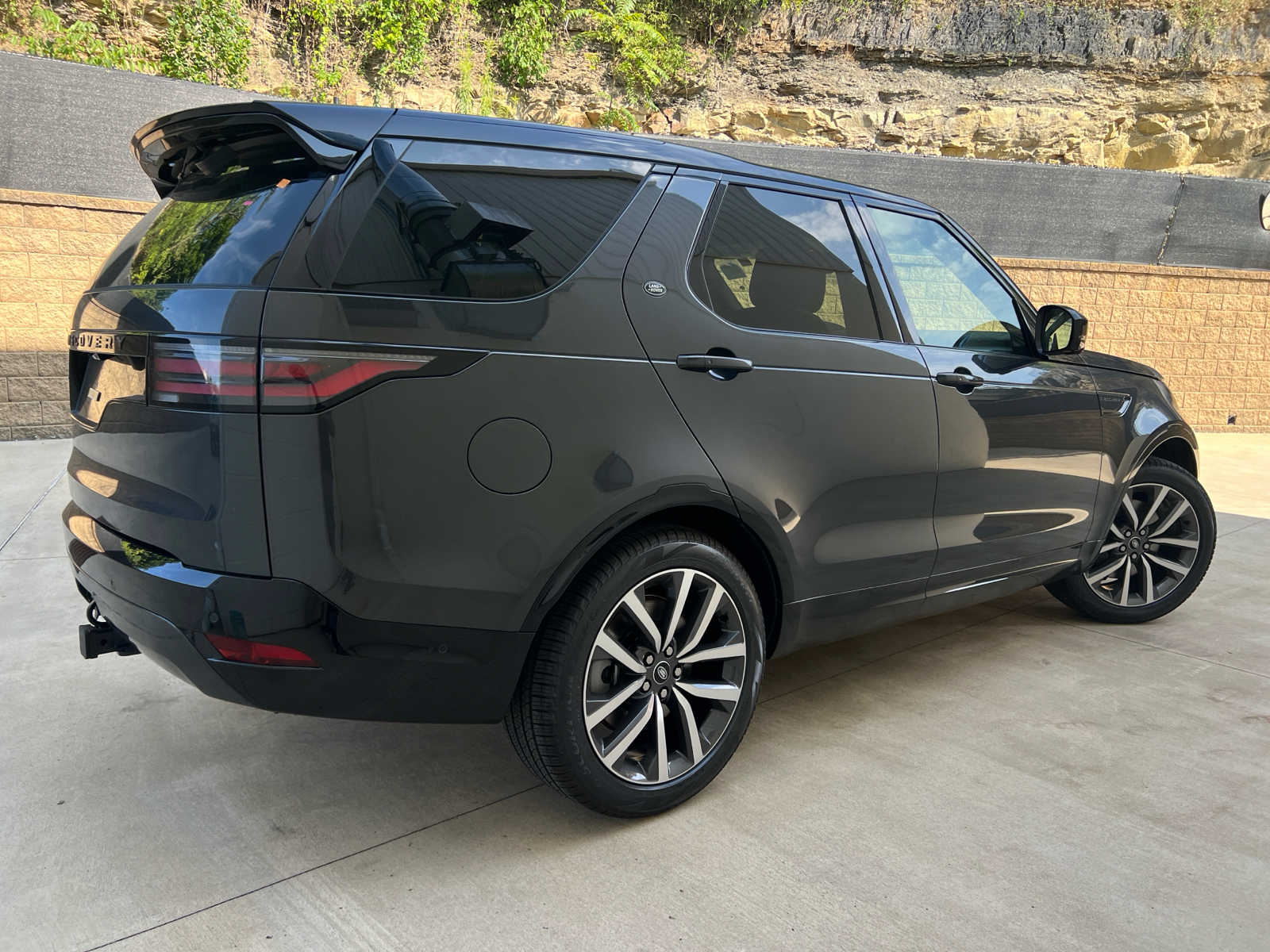 2024 Land Rover Discovery P360 Dynamic SE photo 3