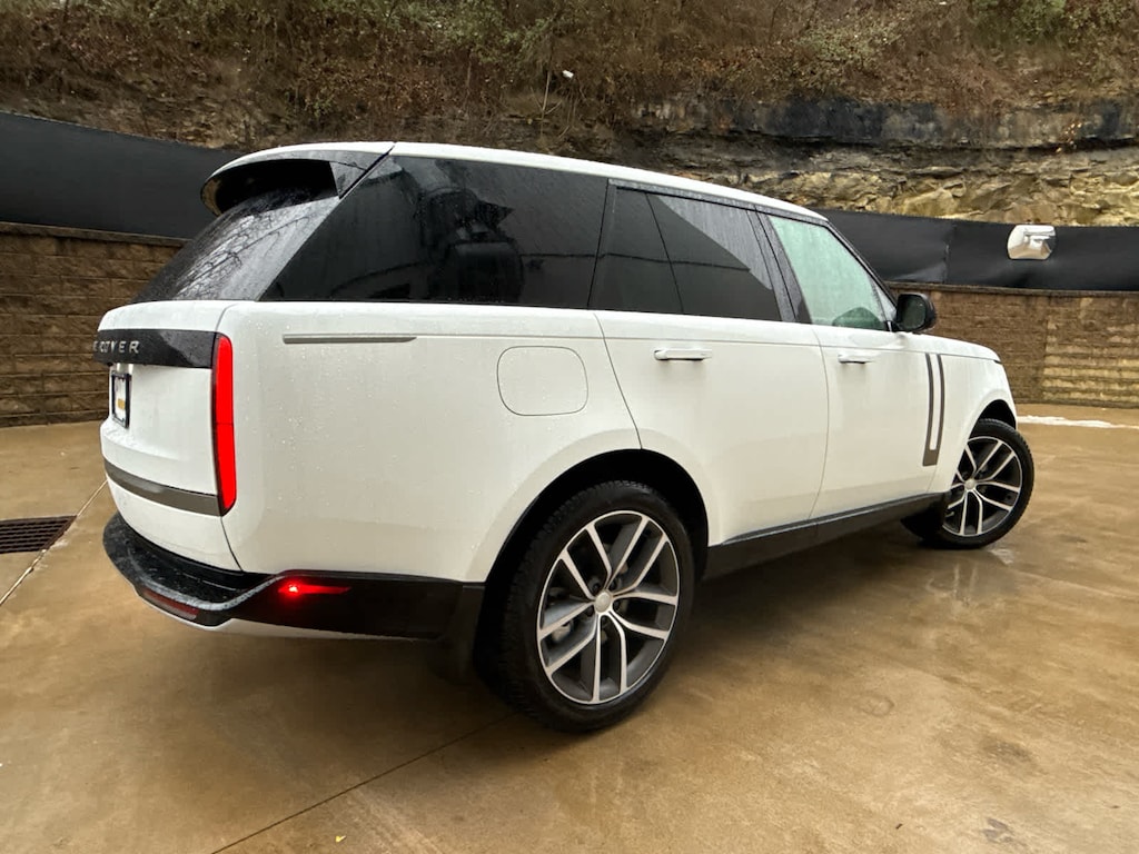 New 2025 Land Rover Range Rover SE