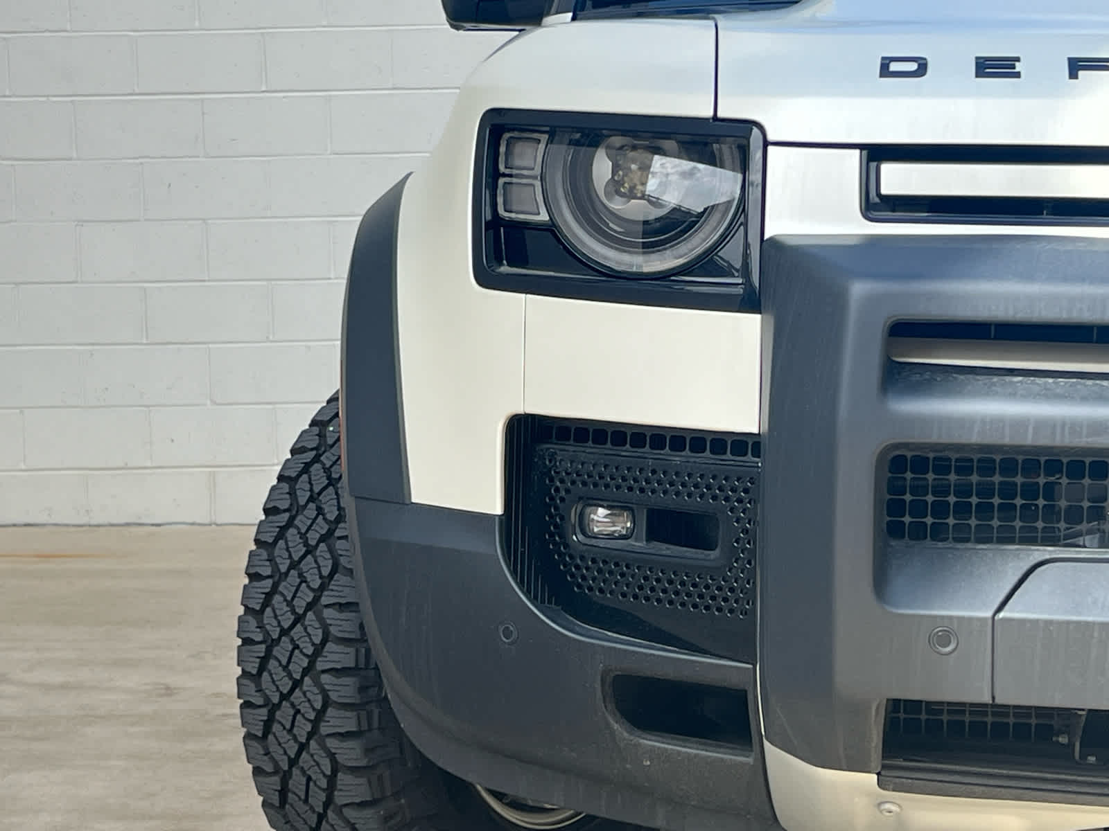 2024 Land Rover Defender 110 S photo 3