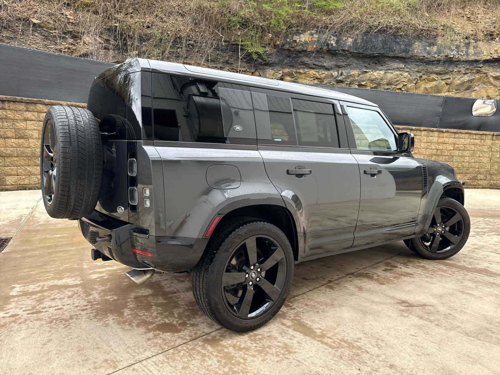 2023 Land Rover Defender 110 V8 photo 3