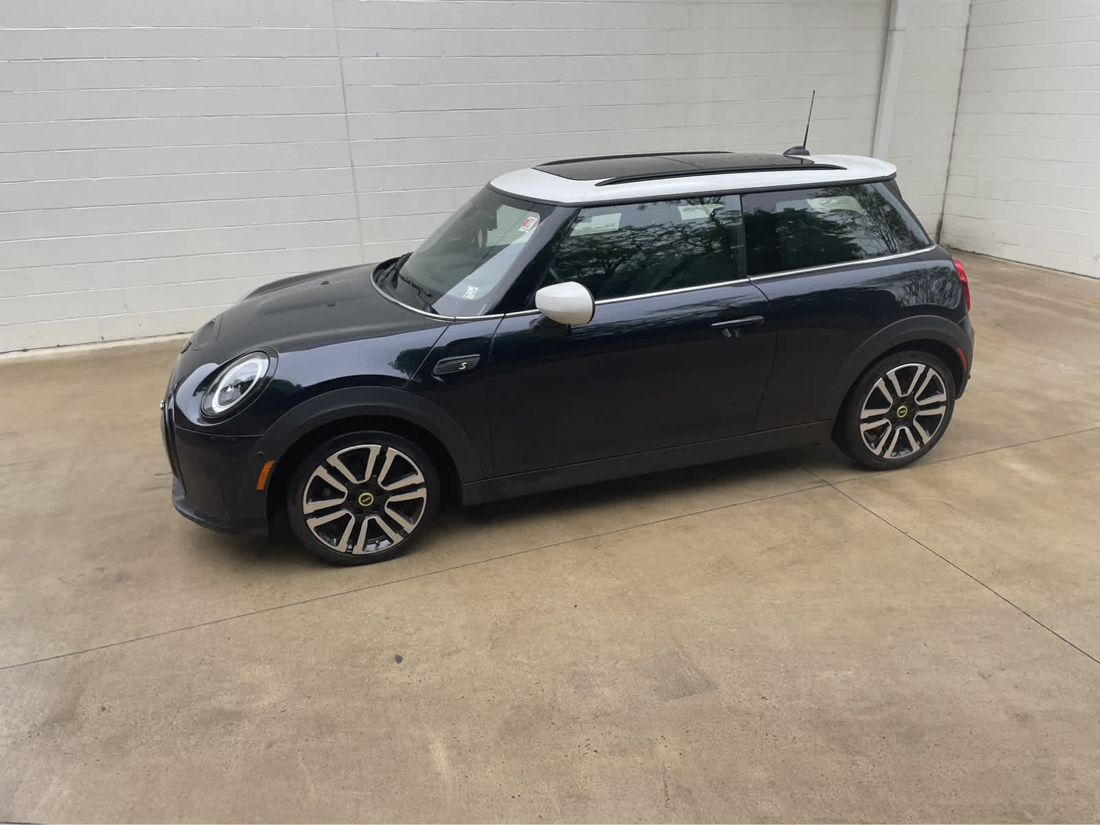 Used 2022 MINI Hardtop 2 Door SE with VIN WMW13DJ06N2S49588 for sale in Monroeville, PA
