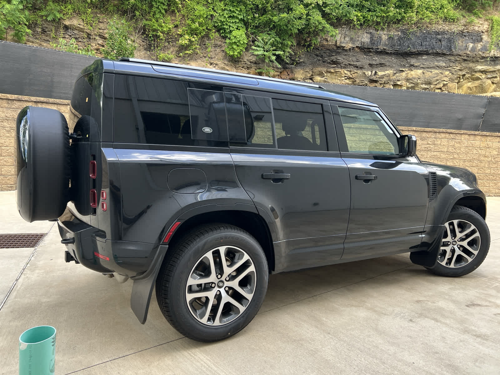 2024 Land Rover Defender X-Dynamic SE 110 photo 3