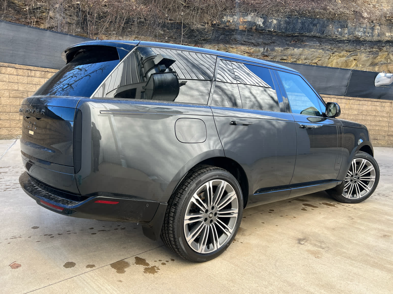 2025 Land Rover Range Rover SE photo 3