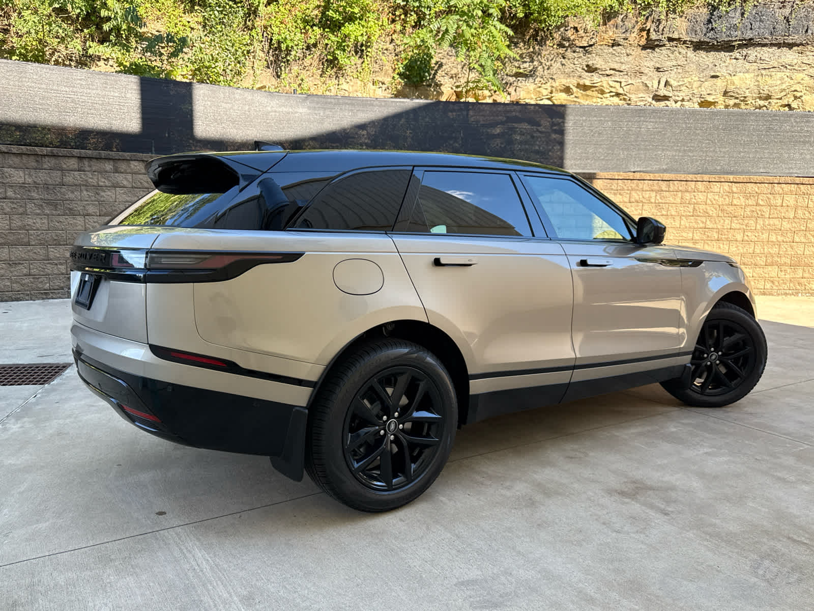 2026 Land Rover Range Rover Velar SE photo 4