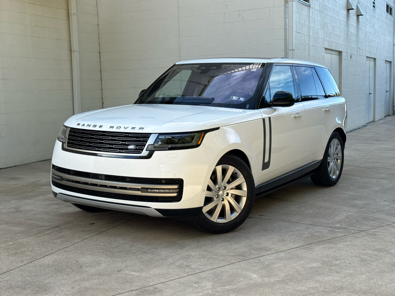 2023 Land Rover Range Rover SE's photo
