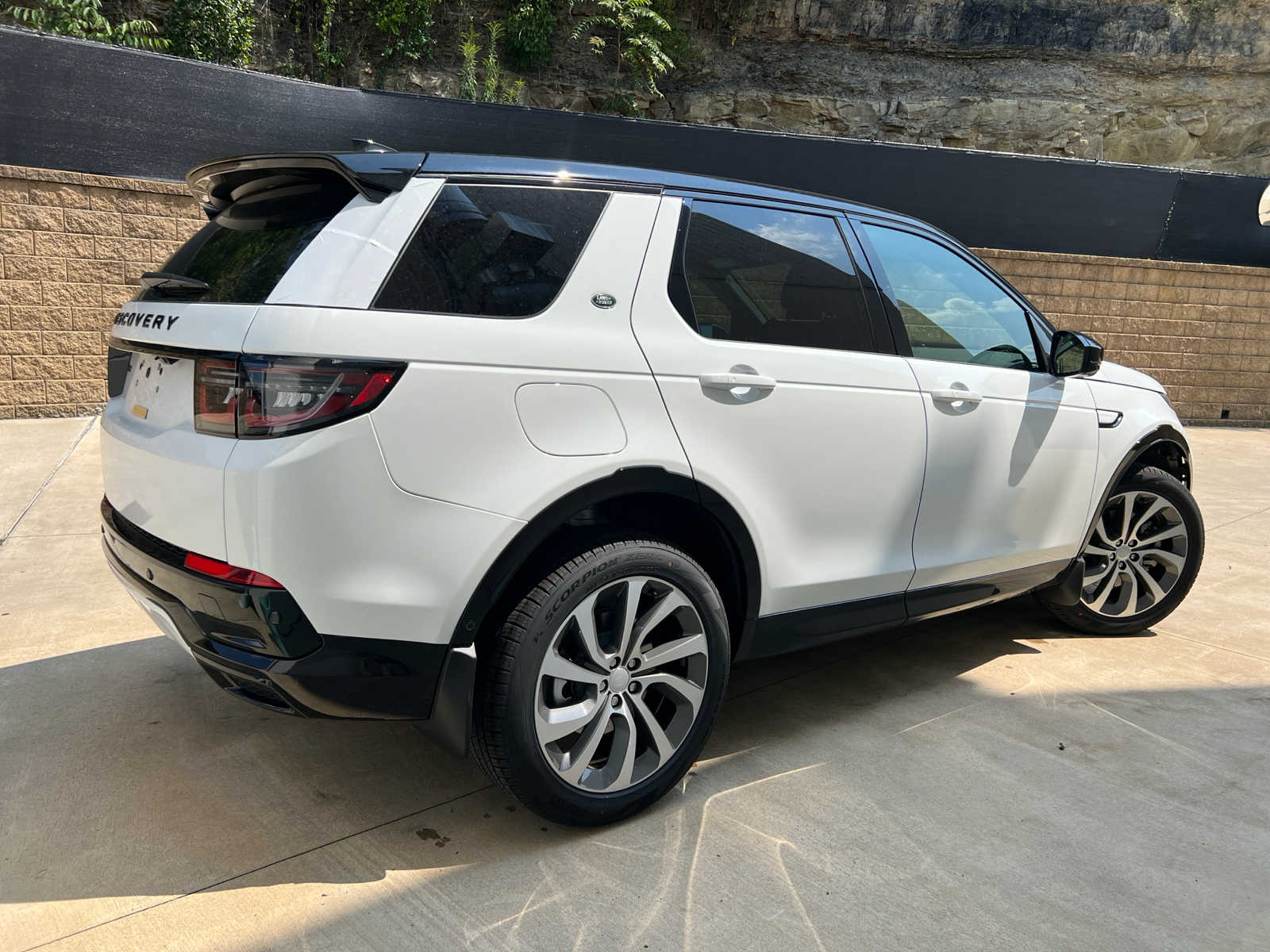 2025 Land Rover Discovery Sport Dynamic SE photo 3